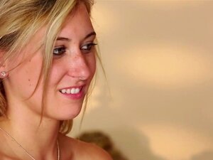 Une mignonne blonde fantasmatique piégée en train de faire une pipe