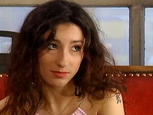 Une mignonne allemande veut une bite plus grosse et plus payante...
