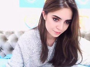 Regardez cette brune magnifique se donner du plaisir en solo devant sa