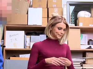 Un cul blanc baisé à sec sur un bureau