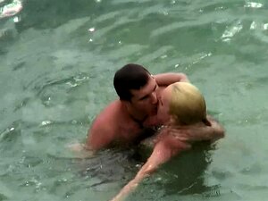 Découvrez le frisson du plaisir voyeur alors que des amateurs sexy se