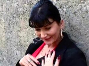 Brune à gros seins baisée et prenant une éjac faciale en plein air