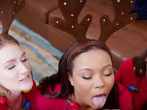 Adriana Maya Aria Kai Dani Damzel baise avec le Père Noël. C'est la