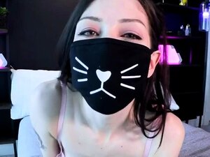 La colocataire rejoint le show cam de gros seins pendant la