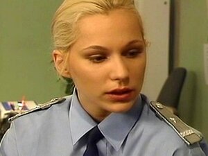 Une femme policière baise sur le bureau en bas noirs