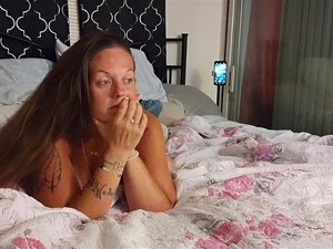 Un Méchant Qui Martèle Une Fille Innocente