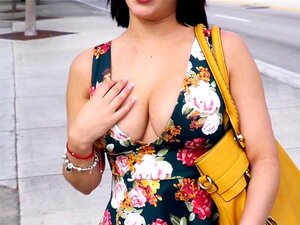 Une Latina chaude exhibe ses gros seins en plein air. La brune latine