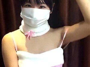 Chinois avec un bâton de selfie insérant une carotte