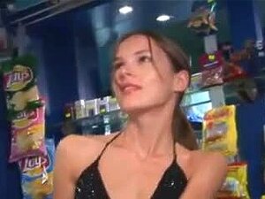 Serveuse chaude sans sous-vêtements