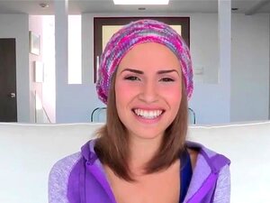 La mignonne chaude Natasha se fait baiser par une grosse bite et