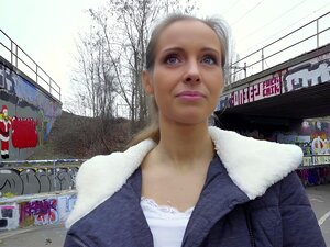 L'agent public Kinuski baise une grosse bite espagnole dehors sous un