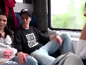 Ils convainquent des amis de baiser dans le train