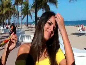 Une nana sexy et sauvage est payée pour baiser 28