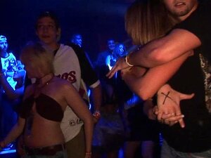 Putes de fête extra salopes dans l'arrière-salle du club de danse de