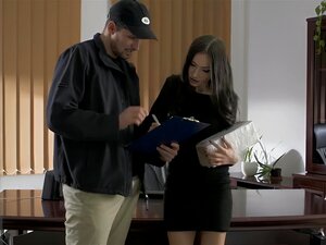 La nana aux gros seins de bureau en talons hauts se fait jouer et