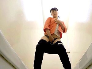 Une nana japonaise pisse en cam