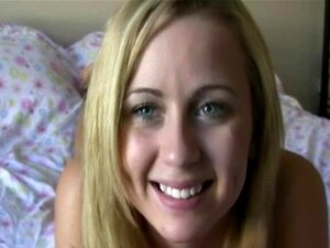 Jolie blonde se masturbe la chatte sur webcam