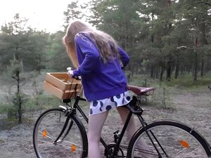 Une nudiste à vélo chevauche une mignonne sexy en public