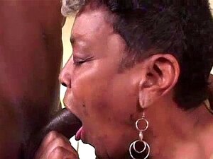 Cette grand-belle-belle-belle-mère ebony adore les grosses queues