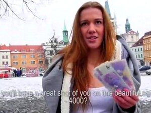 Une jolie fille tchèque montre ses seins fermes et se fait aléser