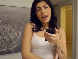 La mignonne demi-sœur du Moyen-Orient veut goûter à ma bite. La