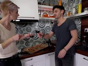 Belinda Bee va voir son bruyant voisin Parker Marx, qui ne parle même