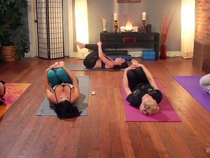 Pussy Yoga : L'instructrice Chanel Preston punit une étudiante