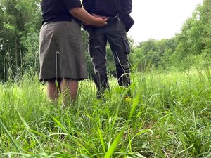 Ma belle-mère me branle et me persuade de me branler dans la rue