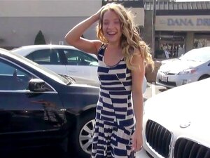 Une branlette incroyable et une baise en public