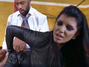 Romi s'est fait baiser le cul dans un gangbang chaud à double