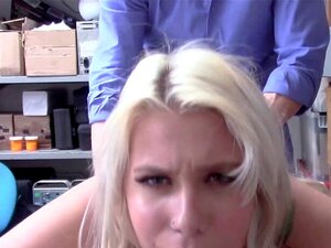 Cet ange chaud a été vu dans les caméras en volant au supermarché.