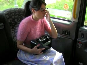 Un taxi britannique qui gicle se fait baiser par un taxi bidon. Un