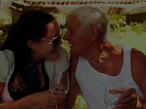 Le pique-nique coquin de la mignonne avec un grand-père