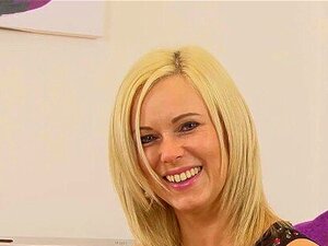 Regardez la cougar britannique blonde Anna Joy se déshabiller et
