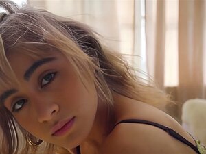 Mia Valentine au gros Cul a posé en lingerie. Mia Valentine, une