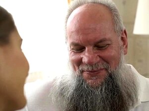 Un grand-père barbu baise une super chaude blonde mignonne