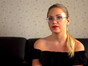 La blonde perky Selvaggia complètement nue en public se fait fister