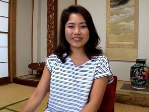 Petite cougar japonaise reçoit une grosse creampie en POV