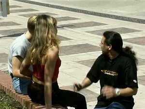 Un couple allemand baise avec un homme qui regarde