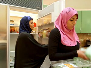 Le mec s'en fout alors il sort sa bite et la lui donne à manger Ella