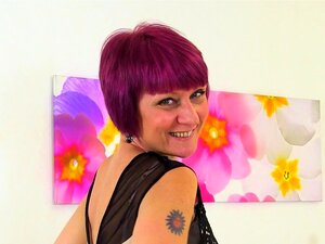 La gilf sensuelle Caroline, en chaleur, se doigte sa chatte serrée