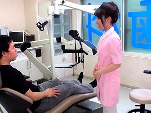 Regardez comment une dentiste coquine est surprise par son patient !