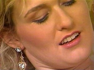 Découvrez un plaisir inoubliable avec une femme mature vêtue de bas