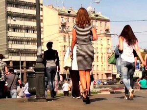 Une mignonne européenne sexy et mince en talons hauts sous la jupe