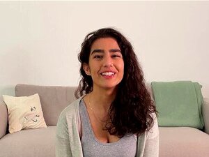 Luna regarde du porno pendant qu'elle se masturbe