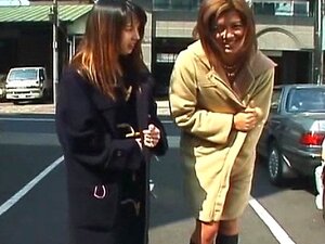 Deux filles asiatiques sauvages se promenant nues en public