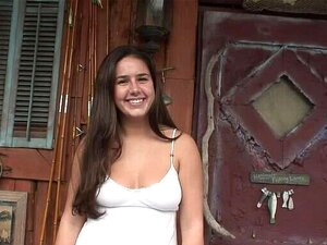 Superbe salope brune se produit dans une vidéo de sexe amateur