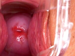 Une mignonne tchèque inhabituelle écarte sa fente serrée au plus