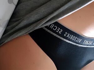 NetFlix et... J'Ai Laissé Mon Beau-fils Jouer Avec Ma Chatte