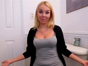 Ma belle-mère MILF blonde guérit ma bite avec sa bouche. Ma